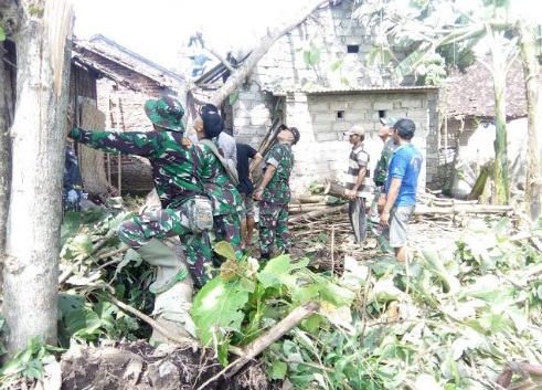 Warga dan Aparat TNI-Polri Bersihkan Puing Puting-Beliung di Tempurejo Jember