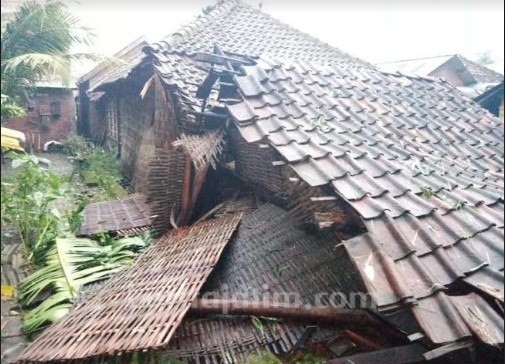 Puting Beliung Sapu 4 Rumah dan 1 Sekolah di Gresik