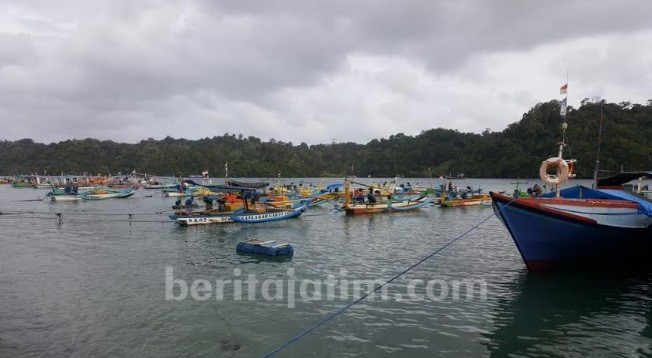 Angin Kencang, Nelayan Sendangbiru Tepikan Perahu