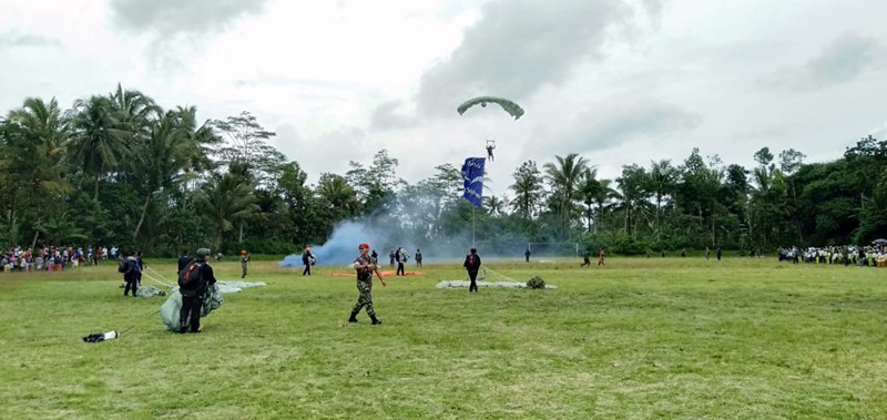 Polres Malang Kenalkan Millenial Road Safety Festival Lewat Terjun Payung
