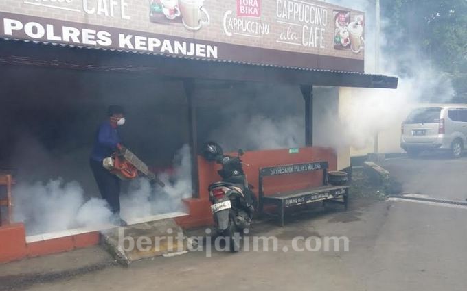 Cegah DBD, Mako Polres Malang Disemprot Fogging