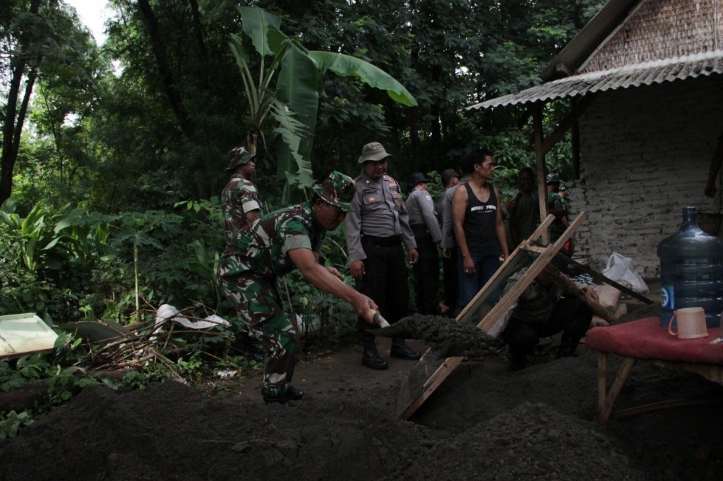 Babinsa dan Babinkamtibmas Bedah Rumah Warga Miskin di Desa Ploso