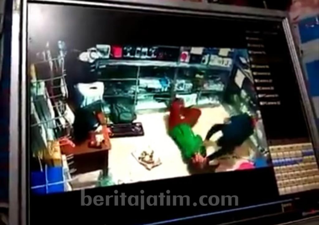 Video Viral: Perempuan Berhijab Dihajar Seorang Lelaki