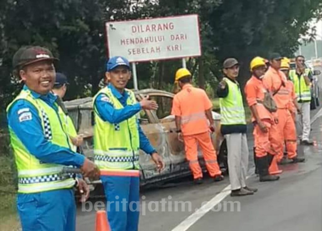 Tabrak Bak Truk, Mobil Ford Terbakar di Tol Waru-Juanda
