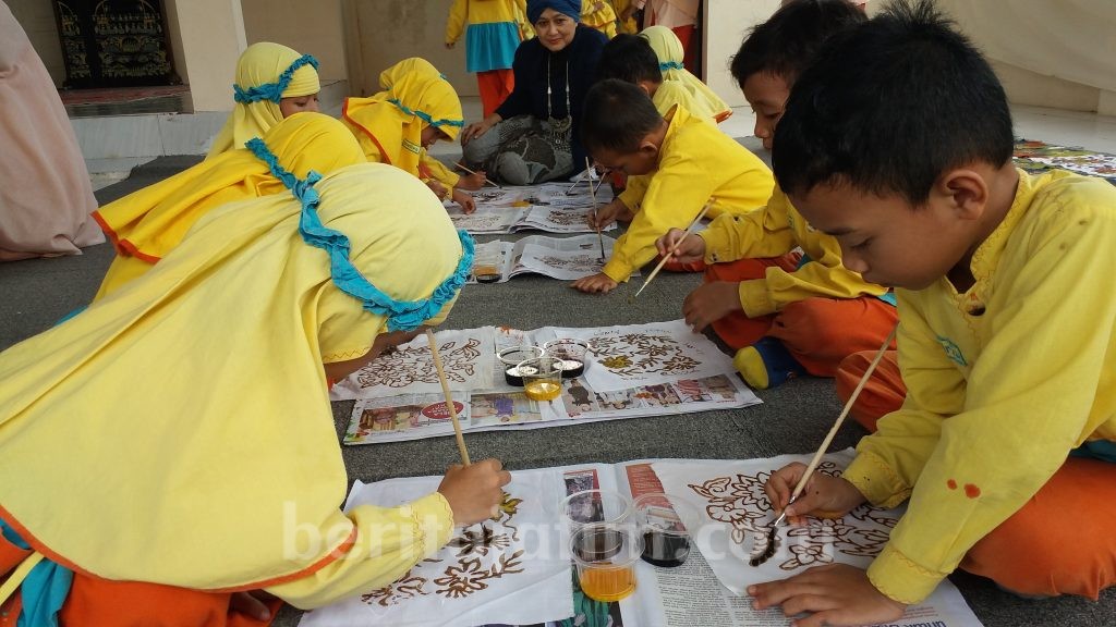 Puluhan Siswa TK Belajar Bikin Batik