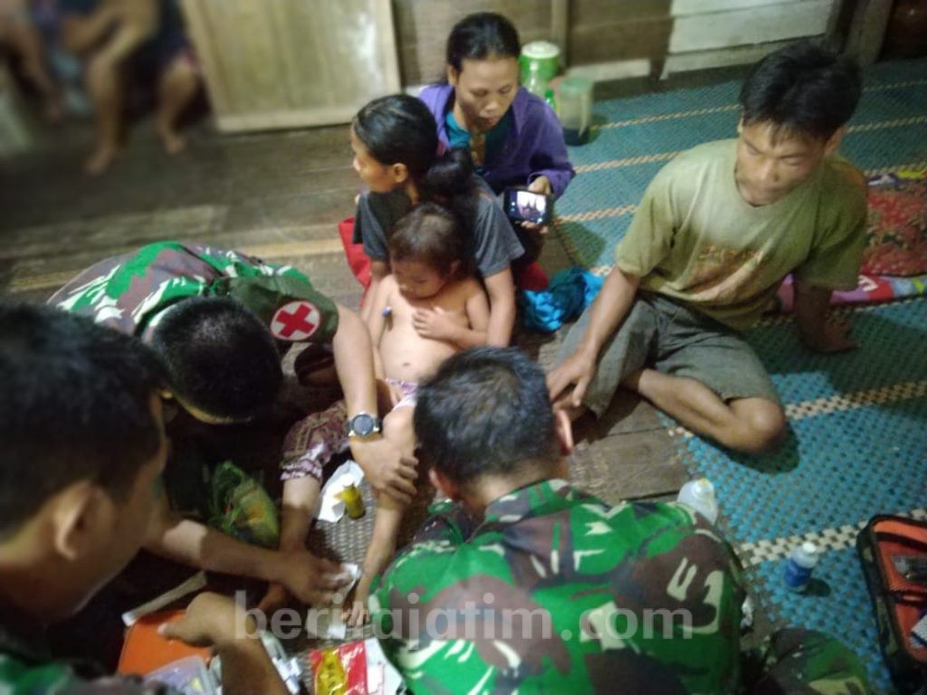 Satgas Yonif 511/DY Bantu Korban Tanah Longsor di Bengkayang