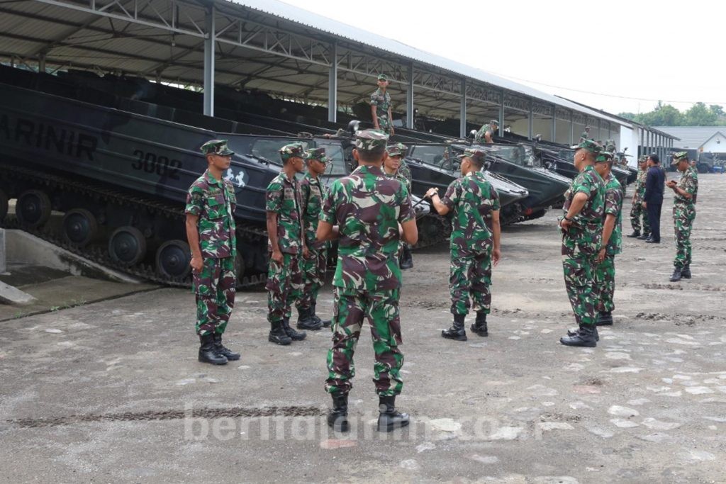 Komandan Batalyon Marinir Cek Kesiapan Kendaraan Tempur