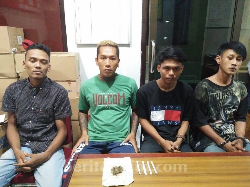 Polisi Amankan 4 Pemuda Tempursari Saat Asyik Hisap Ganja di Pinggir Pantai