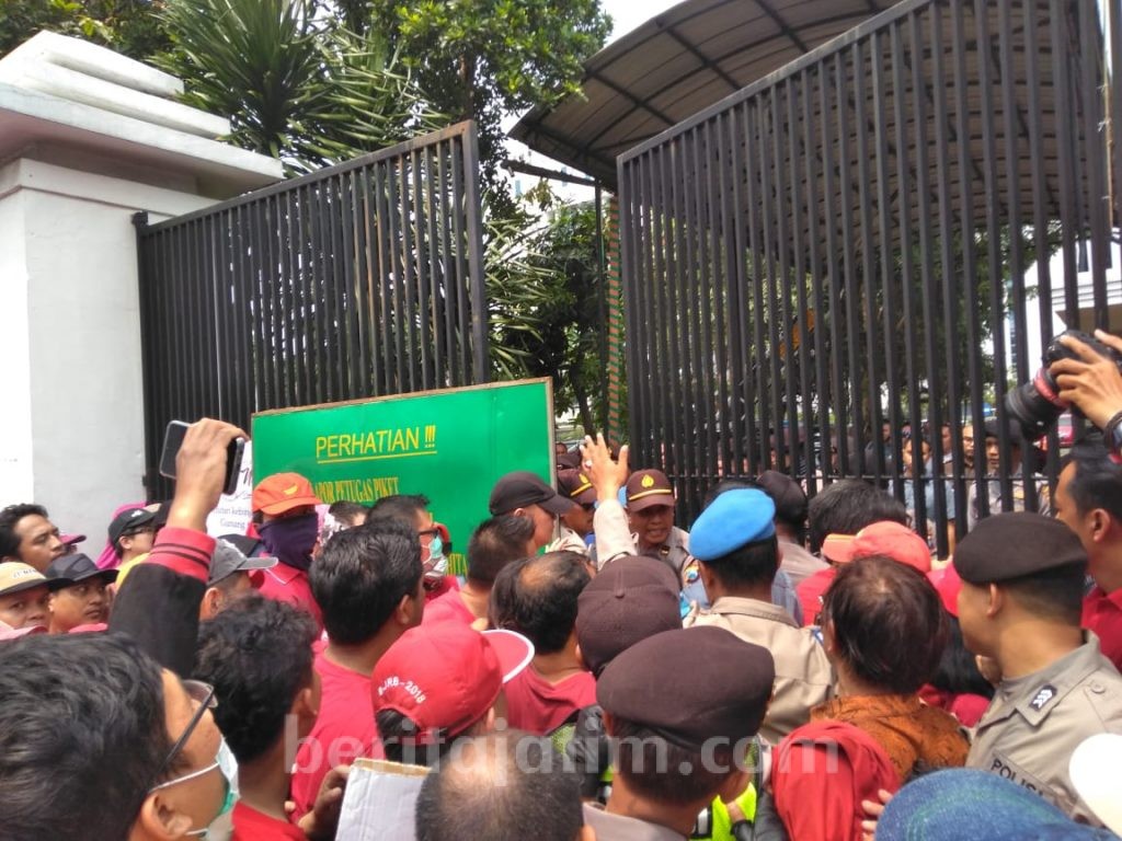 Minta Jaksa Cabut Banding, Massa PCS Segel Pintu Masuk Kejati Jatim