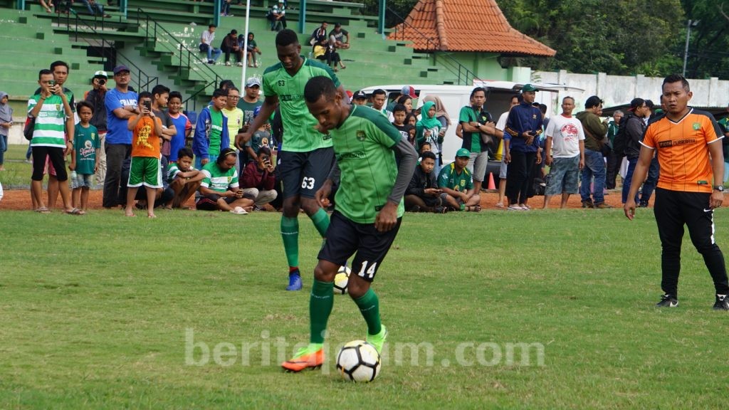 Persebaya Tak Mau Terburu-buru Cari Striker Lokal