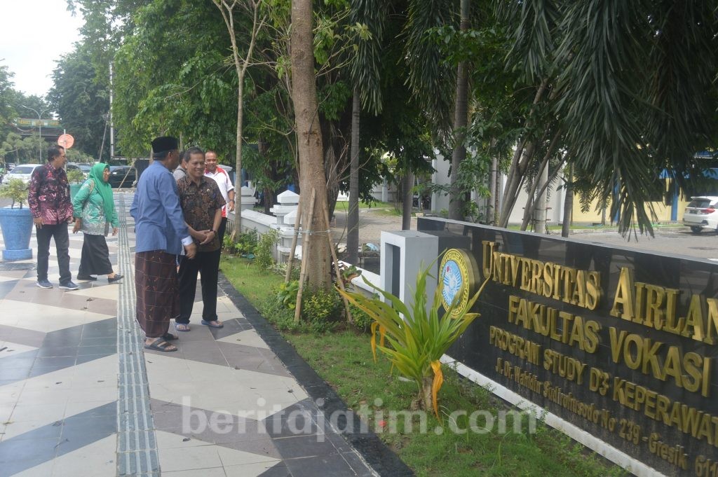 Akses Pintu Masuk Kampus Keperawatan Unair di Gresik Ditutup