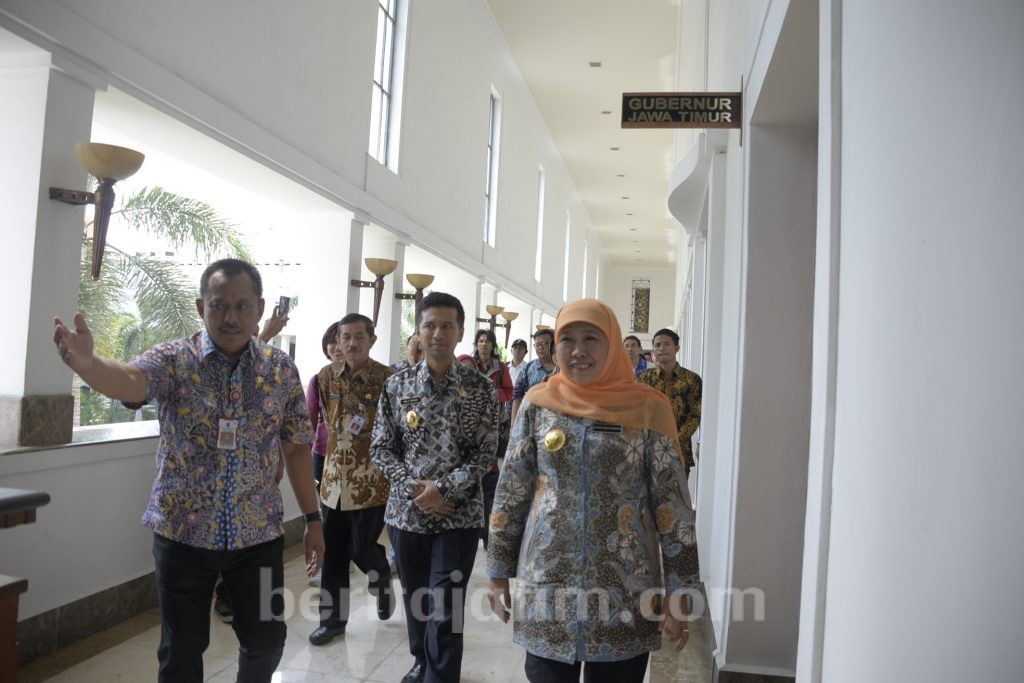 Hari Pertama Ngantor, Khofifah Ingin Ruang Kerjanya Jadi Pusat Data