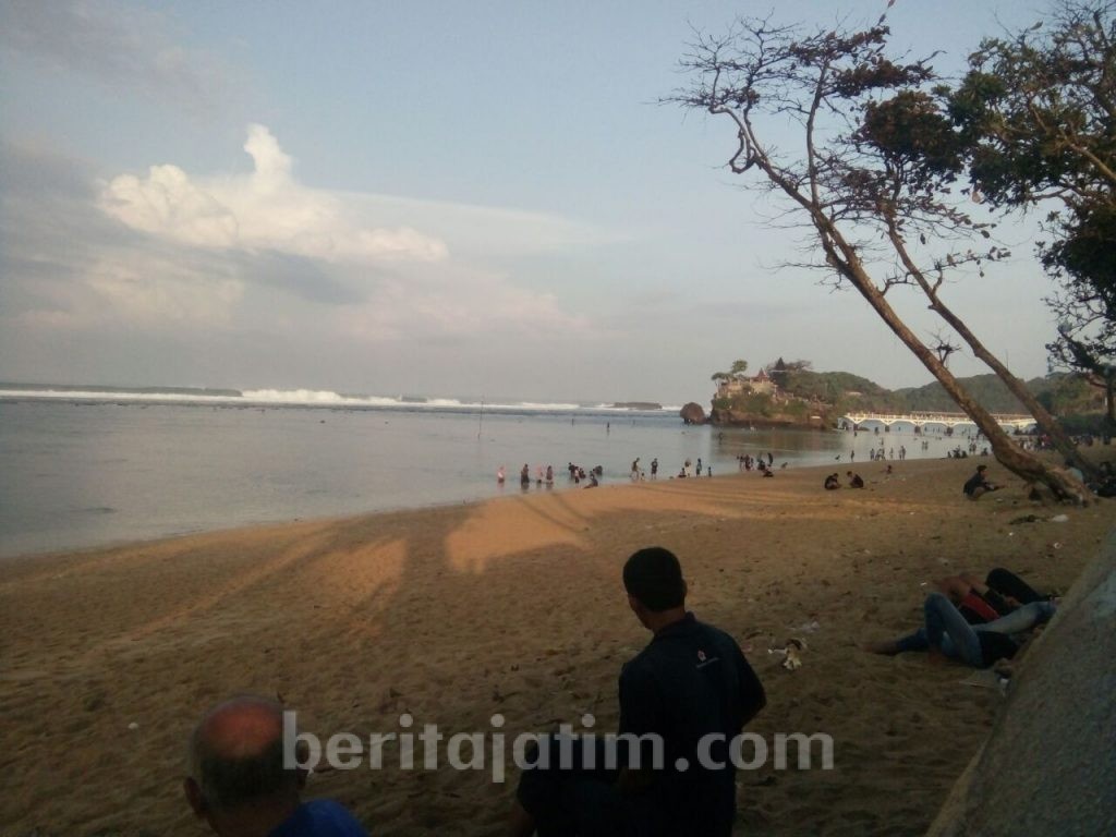 Isu Hoax Tsunami Bikin Pantai Balekambang Sepi