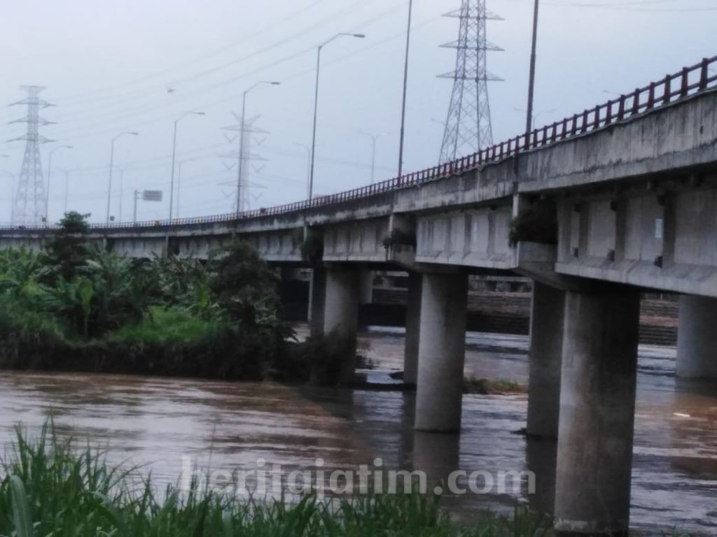 Dikira Selfi, Tak Tahunya Terjun ke Sungai