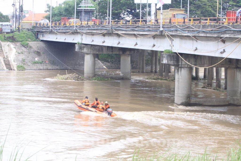 Jasad Pria yang Terjun ke Kali Porong Belum Ditemukan