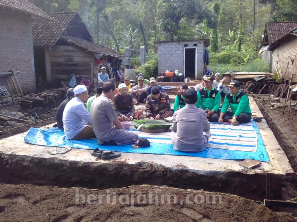 Banser Kasembon Bedah 8 Rumah Warga Miskin
