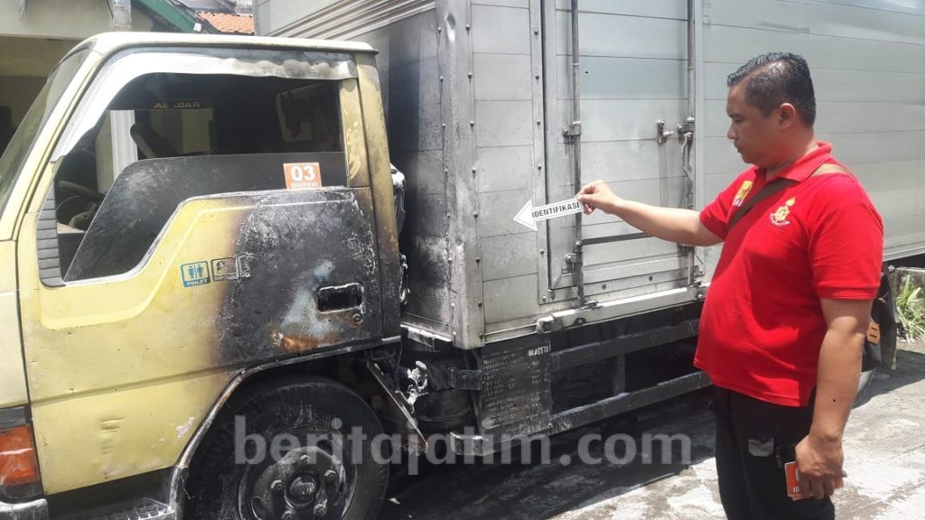 Ditemukan Serupa Bom Molotov di Bawah Truk Terbakar Misterius