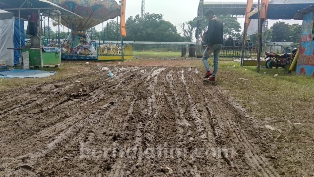 Dibuat Acara Pekan Raya Mojosari, Lapangan Stadion Gajah Mada Rusak