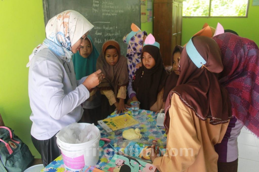 Relawan ‘Karimata Mengajar’ Senang Berbagi Bersama Siswa SD