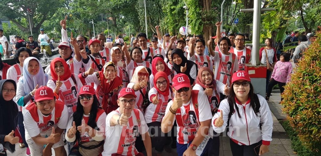 Relawan GK Jokowi Jatim Berbagi Bunga Lilin