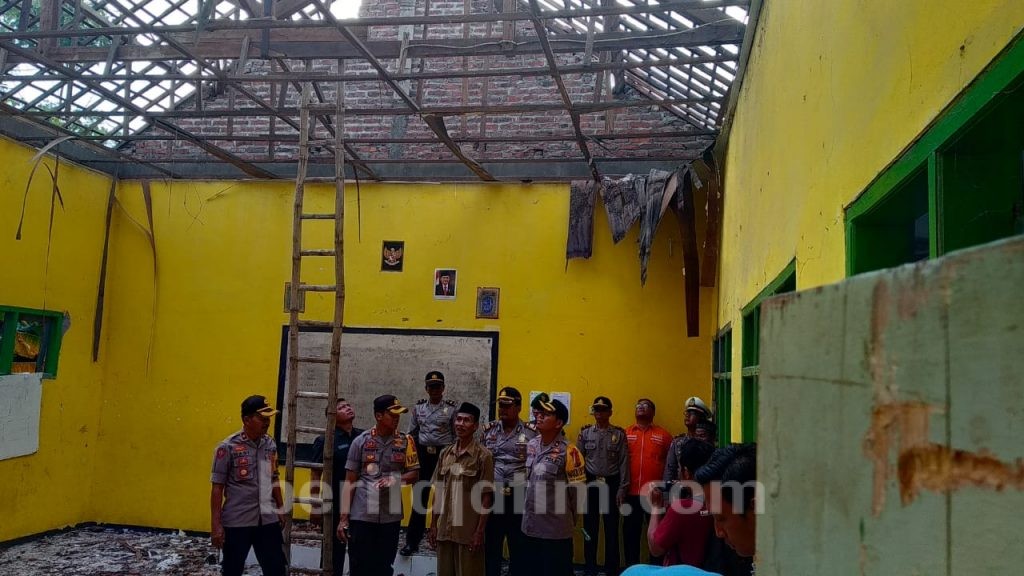 Pasca Ambruk, MTs Bahrul Ulum Dapat Bantuan Material dari Polisi