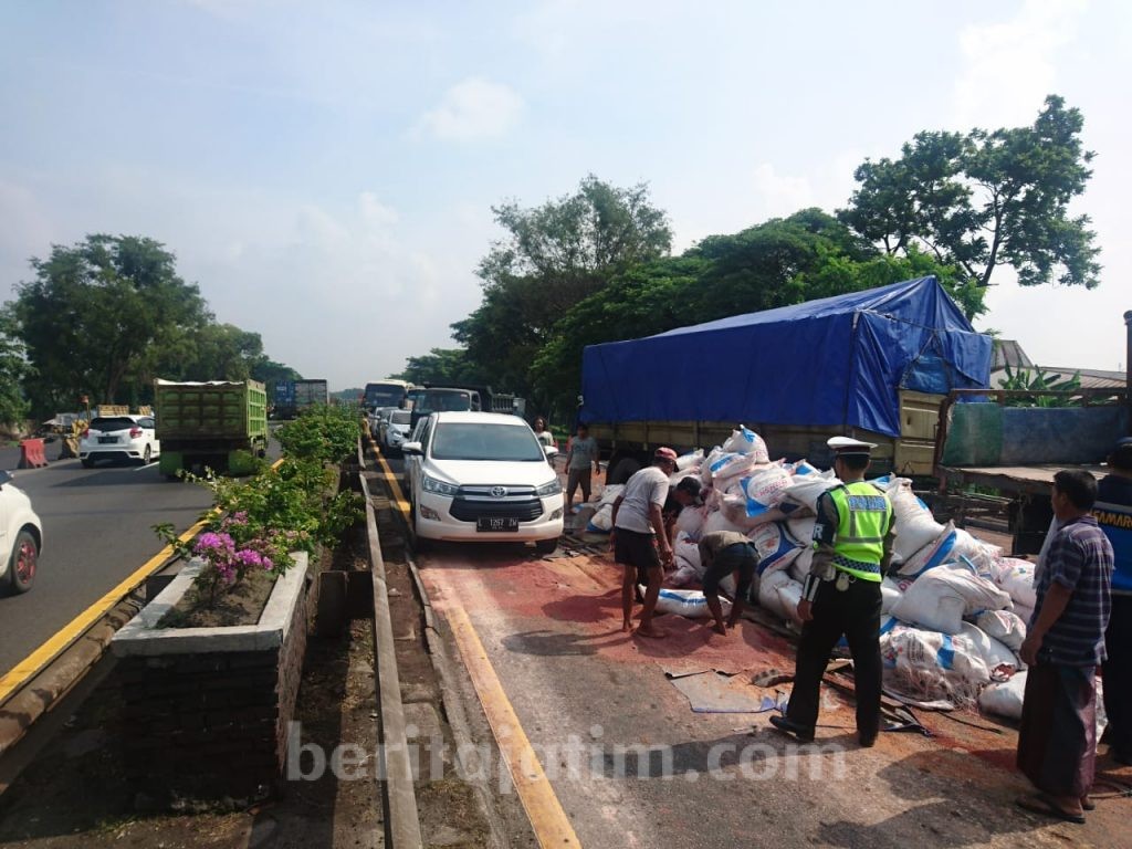Petugas Evakuasi Truk Laka di Tol Sidoarjo-Porong, Lalin Sementara Dialihkan