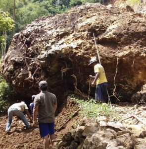 Batu Besar Runtuh, Jalan Desa di Malang Terganggu