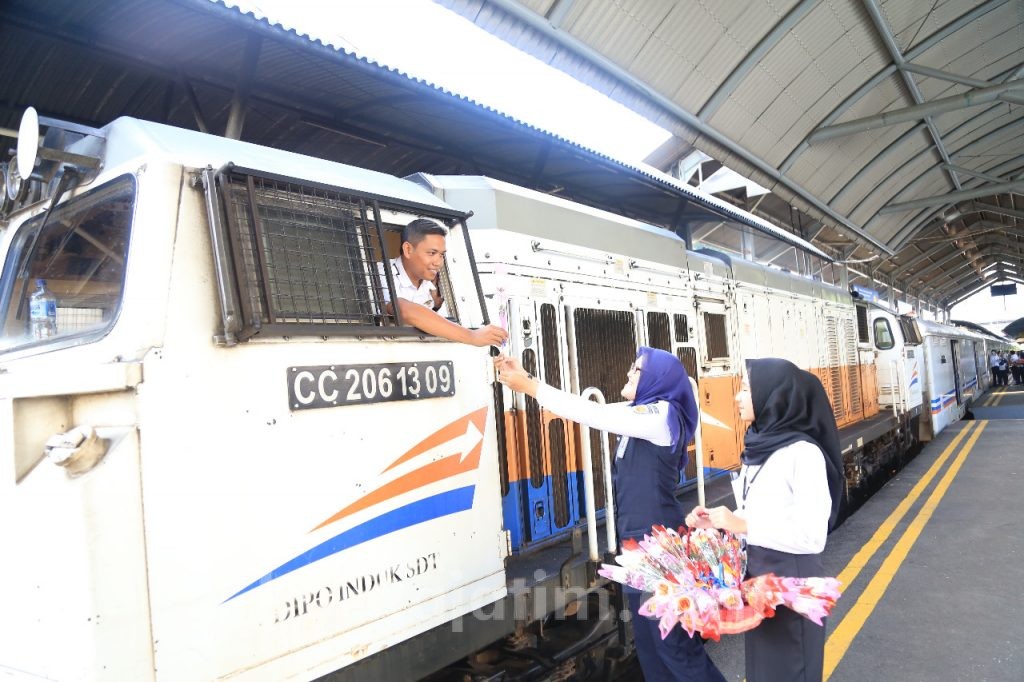 Rayakan Valentine, KAI Daop 8 Bagikan Ratusan Bunga untuk Penumpang