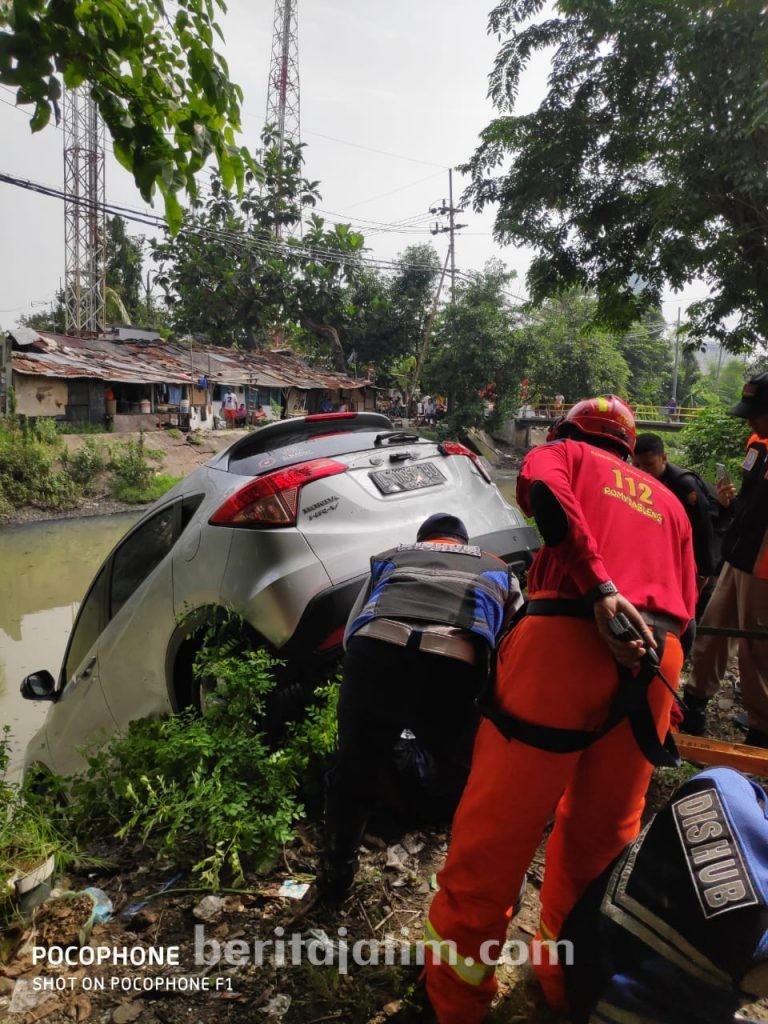 Salah Oper Perseneling, HR-V Tercebur Sungai Dharmahusada