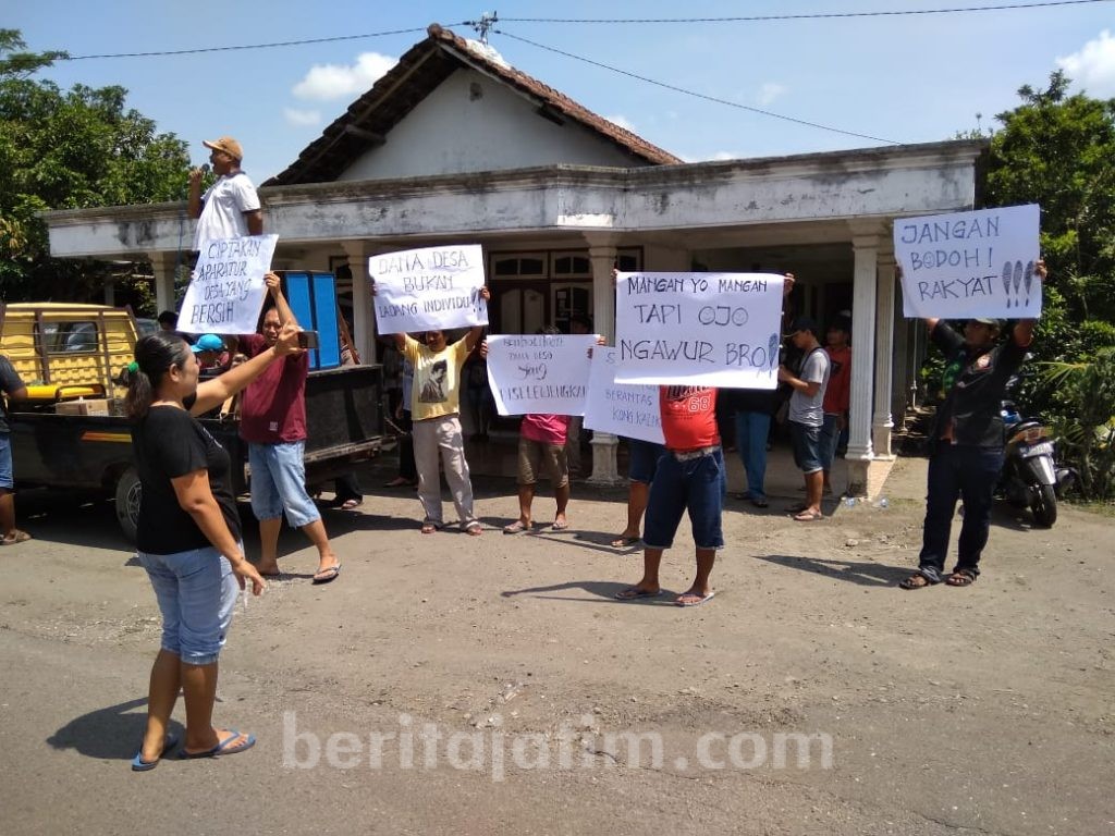 Puluhan Warga di Kediri Tuntut Transpransi Penggunaan Dana Desa