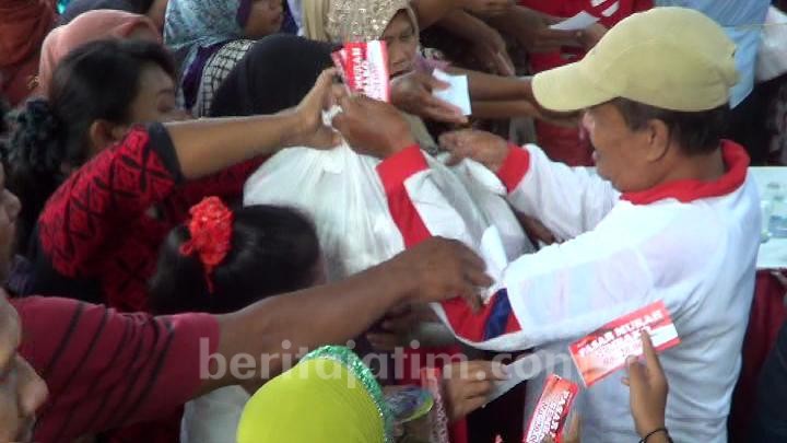 Warga Rusun Serbu Sembako Murah Relawan Jokowi-Ma’ruf