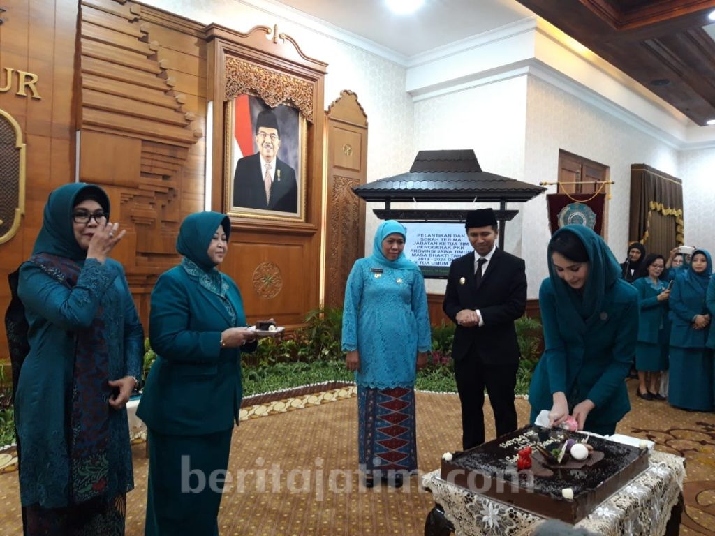 Didampingi Tiga Dokter, Arumi Dilantik Ketua TP PKK Jatim