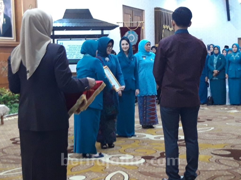 Ini Pesan Khofifah untuk Arumi Bachsin