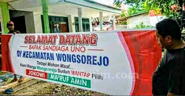 Di Banyuwangi, Sandiaga Uno Disambut Spanduk Dukungan Capres Lain