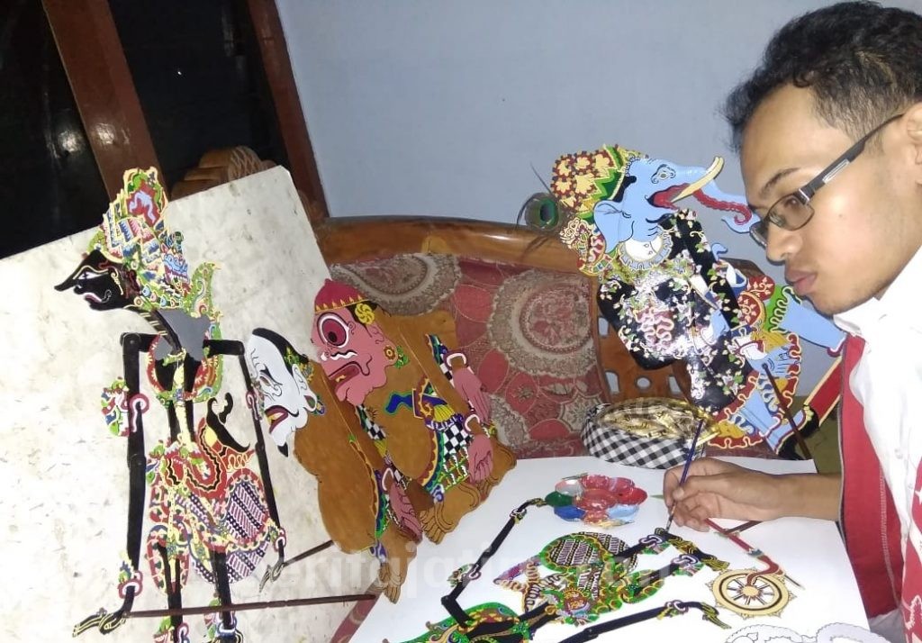 Pemuda Gondang Ini Kebanjiran Pesanan Wayang Kertas