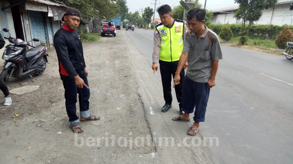 Hindari Jalan Berlubang, Guru SMPN 1 Kedamean Tertabrak lalu Meninggal