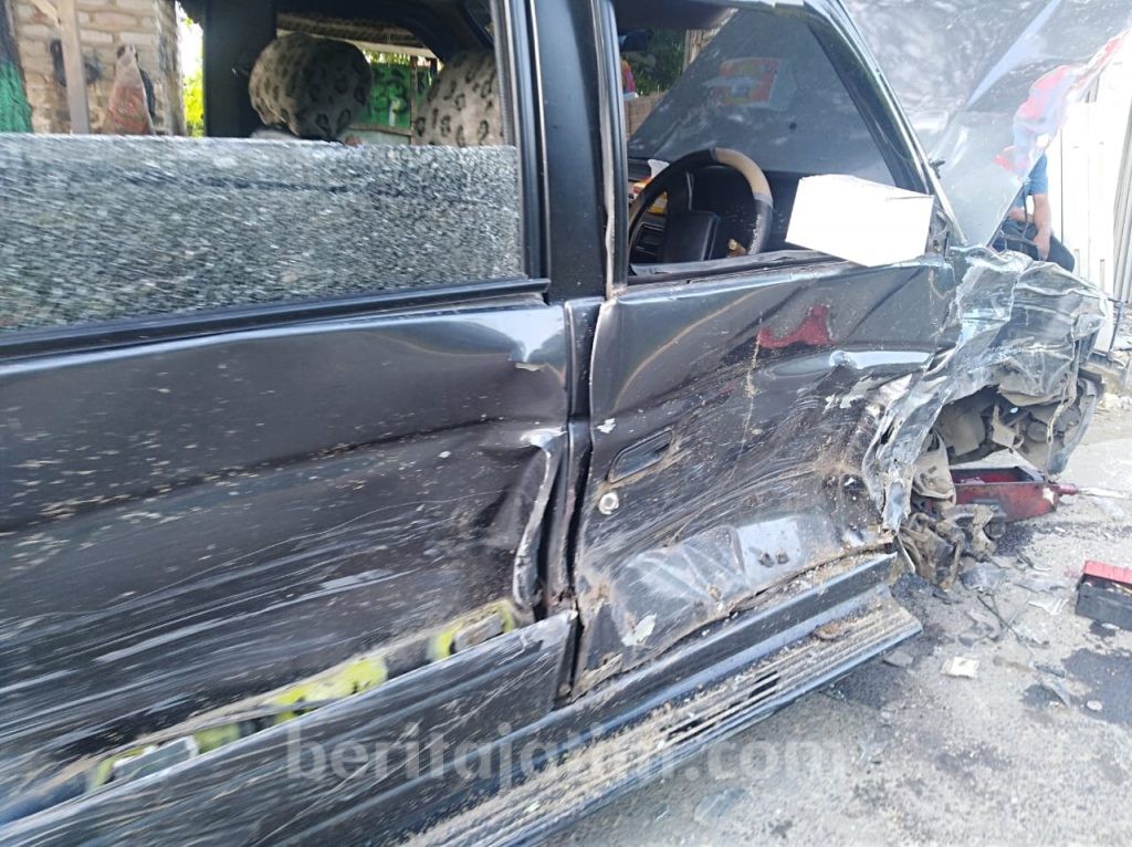 Mobil Dinas Kapolsek Karang Penang Terlibat Kecelakaan