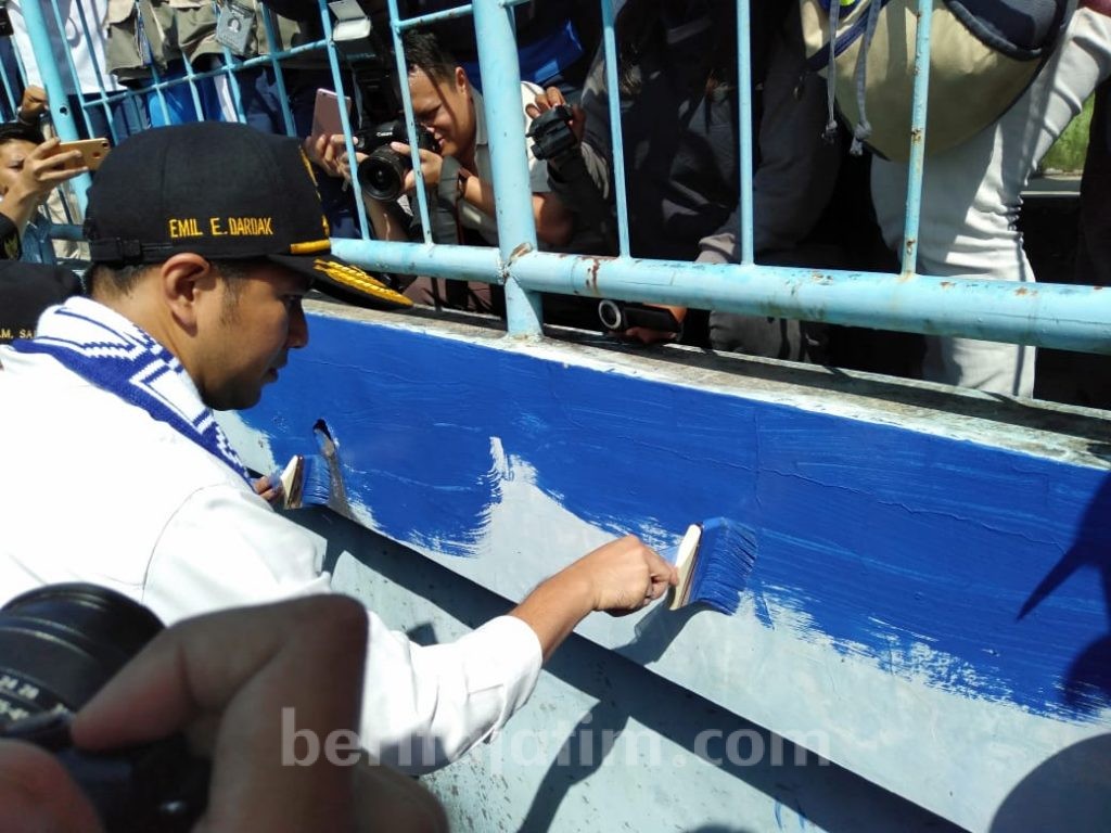 Emil Dardak Ngecat Stadion Kanjuruhan Bareng Aremania