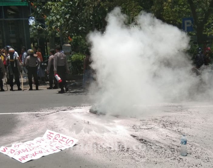Bakar Ban, Demo Mahasiswa Undar Berujung Ricuh