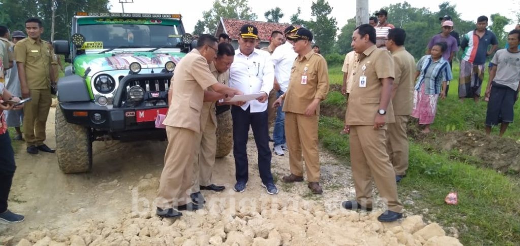 Bupati Sampang Tinjau Jalan Desa Menyerupai Sawah