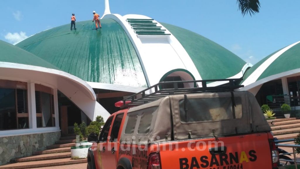 Basarnas Bersihkan Kubah dan Menara Masjid Jamik Baitul Amin Jember