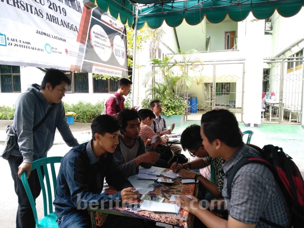 Datangi Posko, 1.500 Mahasiswa Unair Urus Pindah Memilih