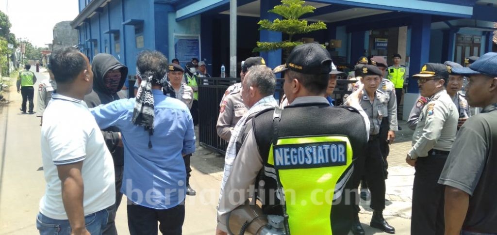 Ratusan Warga Demo Kades Ngenep Malang