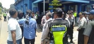 Ratusan Warga Demo Kades Ngenep Malang