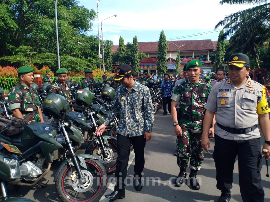 Bupati Emil Dardak Cek Kesiapan Pasukan Pengamanan Pilkades Serentak