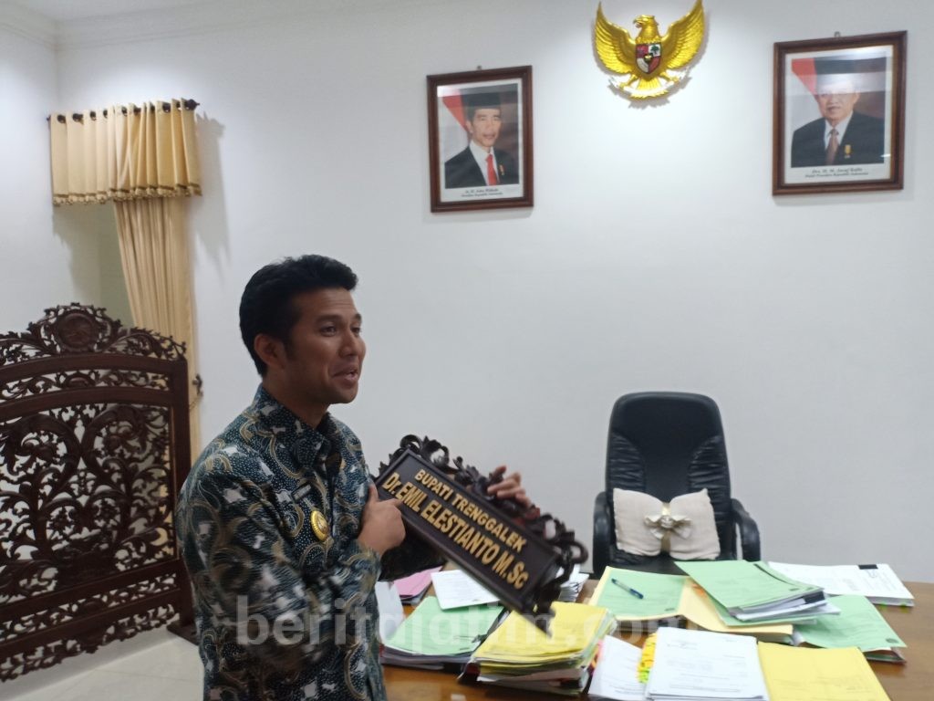 Bupati Trenggalek Emil Dardak Kemasi Barang