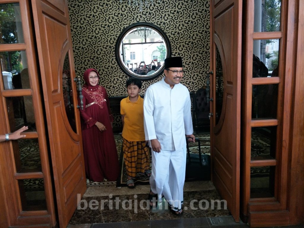 Bawa 2 Koper, Gus Ipul Tinggalkan Rumah Dinas Wagub Jatim