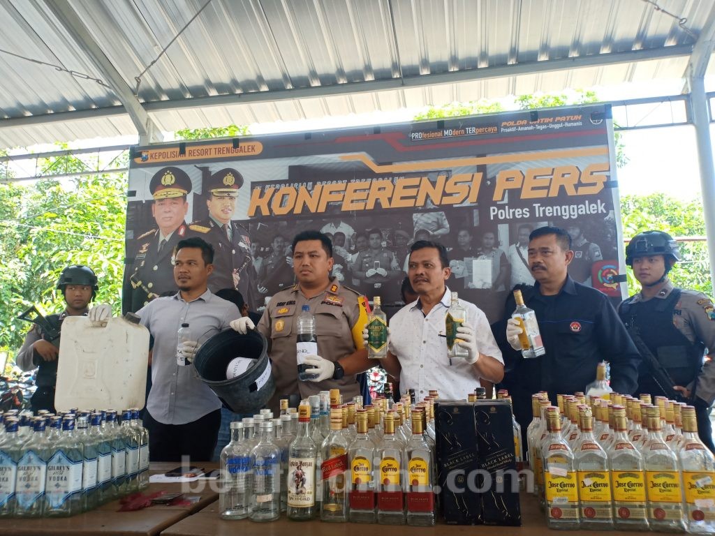 Polisi Bidik Penyandang Dana Miras Maut Trenggalek