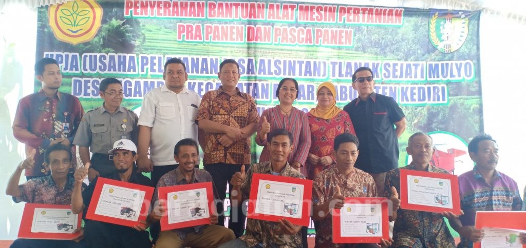 Bupati Kediri Hadiri Penyerahan Bantuan Alsintan Kementan untuk Petani