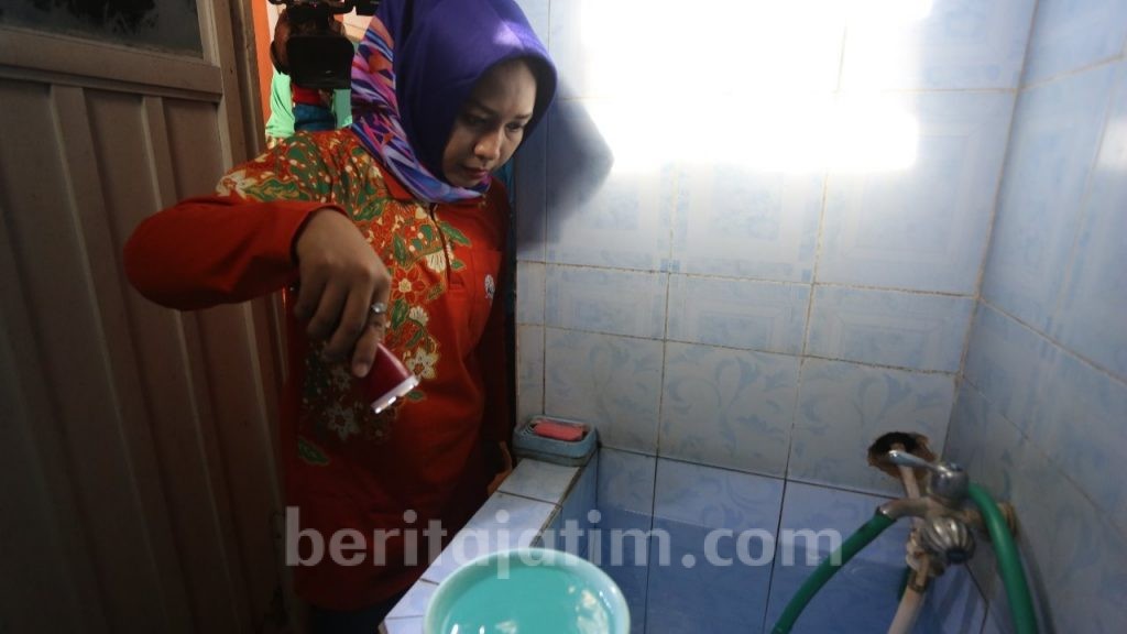 Cegah DBD Meluas, Walikota Mojokerto Turun Langsung Periksa Jentik Nyamuk